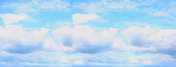 柔らかい白い雲の中に青空。自然の雲の背景、質感。コピースペース付きの広い水平壁紙 — ストック写真