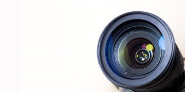 Web sitesi için Banner. objektif dijital kamera, seçici odak, yakın çekim, yansıma ile yan, bokeh, beyaz arka plan izole