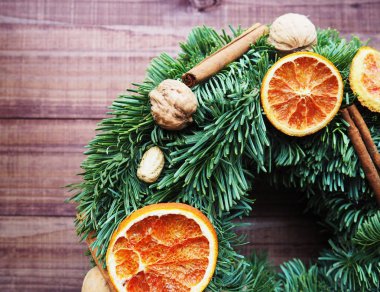 Kırsal ahşap ön kapıda Noel çelengi