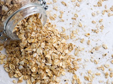 Yulaf kabuğu çıkarılmış tane veya yulaf ani artış ahşap plaka saf masa örtüsü, kopya alanı, üstten görünüm seçici odak üzerinde