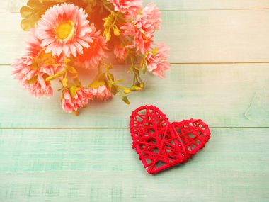 hediye kutusu ve kırmızı hasır kalp mavi ahşap arka plan üzerinde