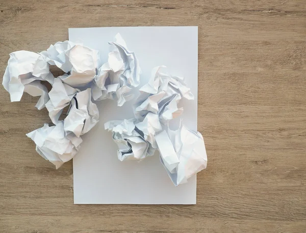 Crumble kağıt topu ile açık beyaz kağıt üzerine Kalem — Stok fotoğraf