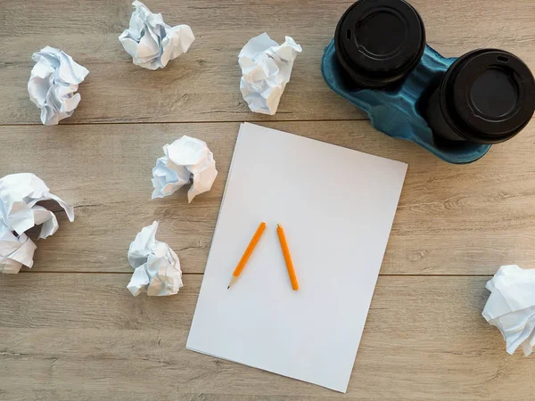 Lápiz sobre papel blanco transparente con bola de papel desmenuzado — Foto de Stock