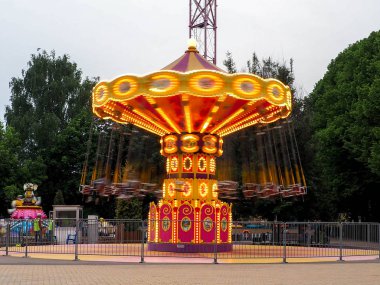 akşam ışıklarında çocuk atlıkarınca