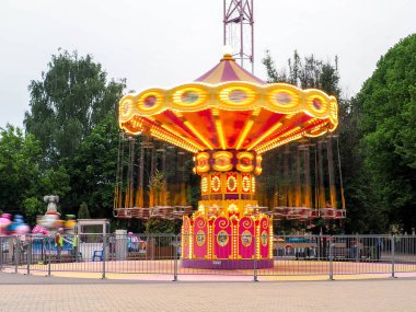 akşam ışıklarında çocuk atlıkarınca