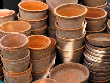 Boş seramik kahverengi saksılar