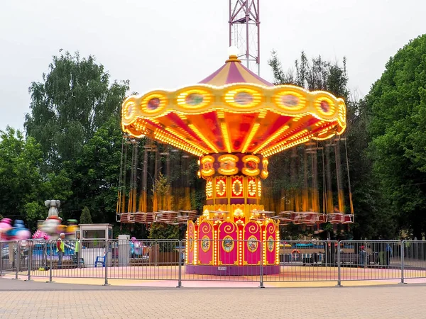 Carrusel infantil en las luces de la noche — Foto de Stock