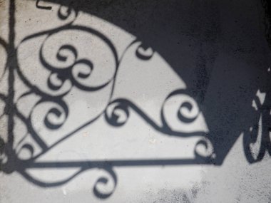 Güneş parlamayı ve gölgeler yapraklarından duvardaki