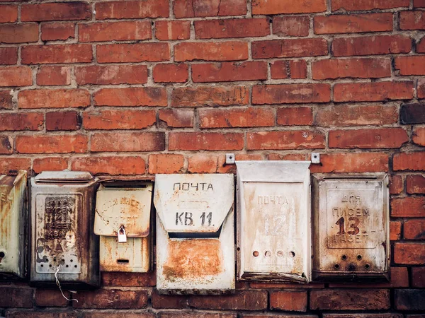 Caixas de correio russas à moda antiga na parede de estuque — Fotografia de Stock