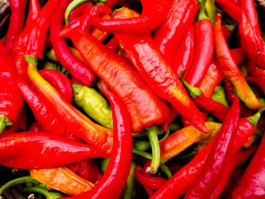 Olgun Büyük Kırmızı Biber Yığını A Street Market, olgun kırmızı, yeşil biber, sonbahar hasat