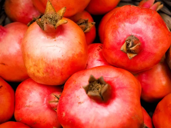 Frutti di melograno maturo sullo sfondo di legno. — Foto Stock