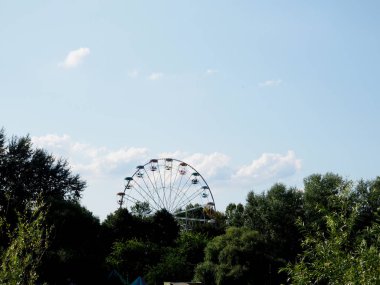 Mavi gökyüzünün arka planında dönme dolap