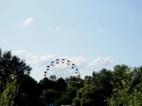 Mavi gökyüzünün arka planında dönme dolap