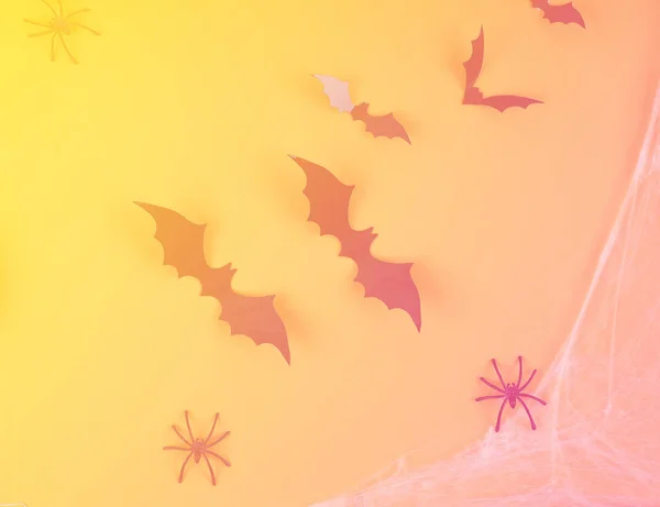 그라데이션과 네온 토닝에 오렌지와 노란색 배경에 할로윈 박쥐 — 스톡 사진
