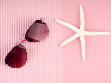 Fotokopi alanı, metin alanı, konsept minimalizmi ve modern tarzı olan pembe güneş gözlüğü