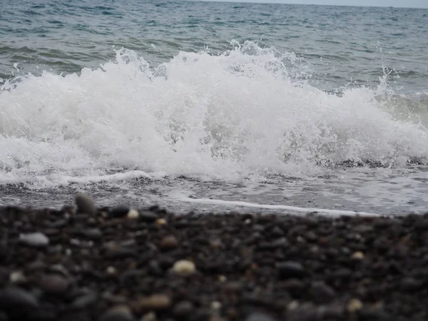Ondas do mar numa praia de seixos. Mar em um verão nublado ou dia de outono — Fotografia de Stock