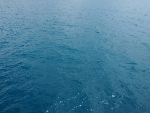 Dunkelblaue Wasseroberfläche. Meer oder Ozean Wasser Hintergrund. — Stockfoto
