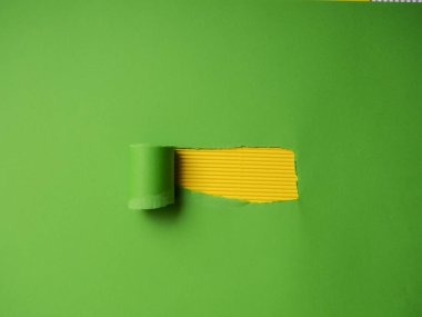 Kırışmış yırtık kırmızı kağıt. Arka plan deseninde delik. Poster arkaplanı boş.