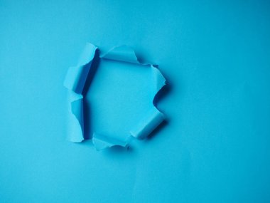 Kırışmış yırtık kırmızı kağıt. Arka plan deseninde delik. Poster arkaplanı boş.