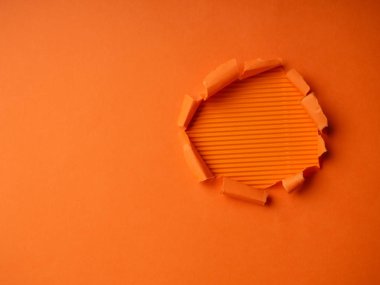 Kırışmış yırtık kırmızı kağıt. Arka plan deseninde delik. Poster arkaplanı boş.