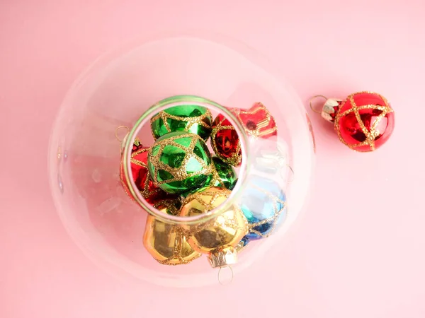 Bolas vermelhas de Natal em um fundo rosa. Web design. Para o blog — Fotografia de Stock