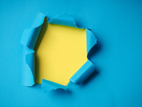 Морщинистая порванная красная бумага с дыркой в центре фона текстура плаката фон пустое пространство
