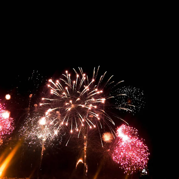 Farbenfrohes Feuerwerk am Himmel, Silvesterfeuerwerk Hintergrund. — Stockfoto