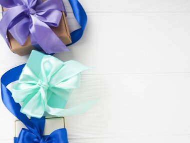 mor yaylı mavi kutular, beyaz backgro noel hediyeleri