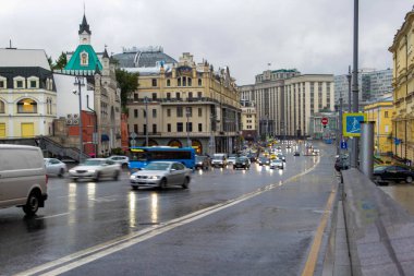 Cityscape alacakaranlık arka plan bulanık fotoğraf, arka plan kullanımı için gece renkli ışıklar ile bulanık sokak bokeh görüntü .