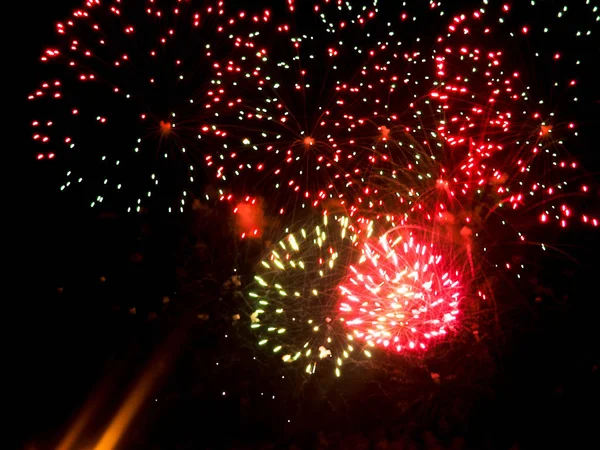 Fogos de artifício coloridos no céu, fundo de fogos de artifício celebração de Ano Novo . — Fotografia de Stock