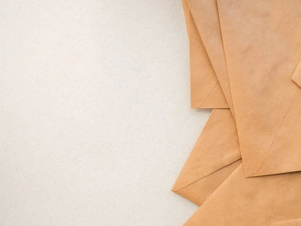 Envelopes Kraft lie down as a backdrop, a background, copy space — Stock Photo, Image