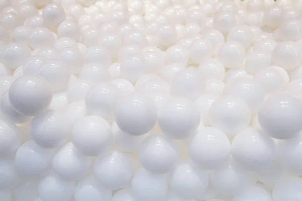 Veel witte ballonnen, achtergrond. Veel witte ballonnen, witte opblaasbare ballen, achtergrond van witte en grijze cirkels. Vakantie concept. Abstracte achtergrond. — Stockfoto