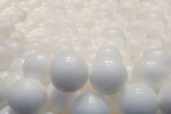 Veel witte ballonnen, achtergrond. Veel witte ballonnen, witte opblaasbare ballen, achtergrond van witte en grijze cirkels. Vakantie concept. Abstracte achtergrond. — Stockfoto
