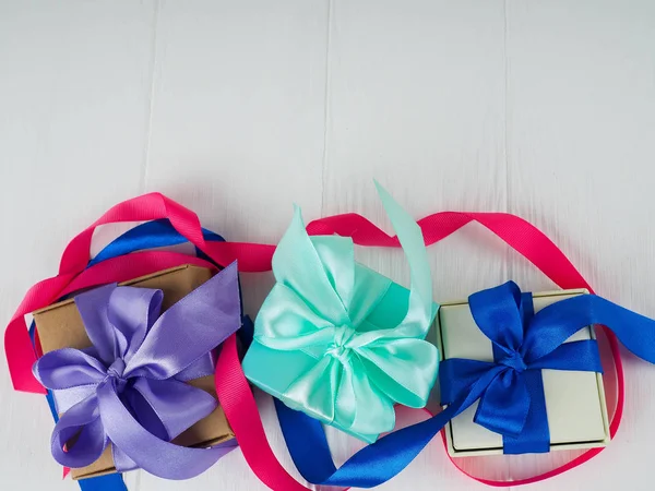 Blauwe dozen met paarse bogen, Kerstcadeaus op witte blauw — Stockfoto