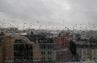 açık cam pencere üzerinde yağmur damla, bulanık şehir yansıması ve dışarıdan ışık bokeh, arka plan için güzel renk soyut