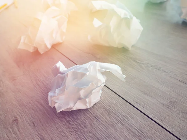 Concepto de escritura - trozos de papel arrugados con una hoja de blanco p — Foto de Stock