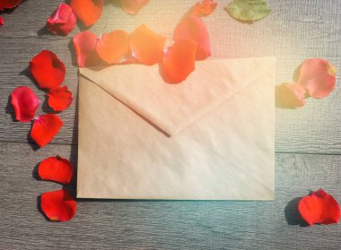 Kırmızı güller bulanık, zarfla birlikte. Romantizm hediyesi konsepti