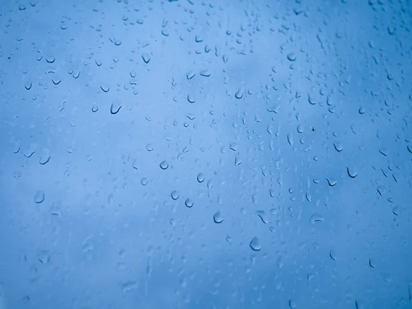 Gocce di pioggia sulla finestra, goccia d'acqua naturale sul vetro — Foto Stock