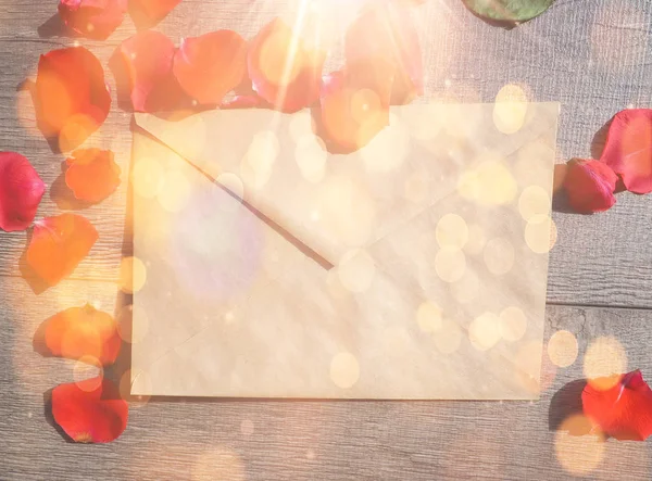 Red roses blurred, with envelope. the concept of the gift of romance — Stock Photo, Image