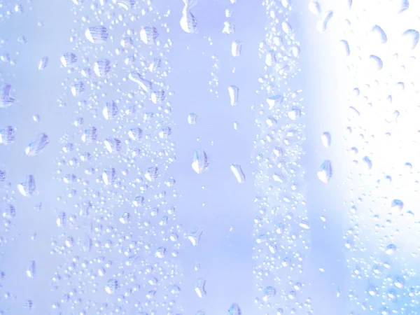 Chiudi l'attenzione sulla goccia d'acqua su vetro colorato. Chiudi l'attenzione sulla goccia d'acqua sul vetro colorato della finestra in blu e rosa — Foto Stock