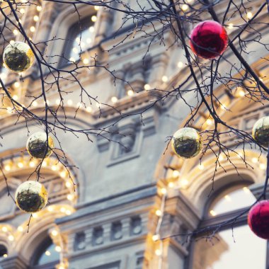 Bulanık arka plan sokak Noel ağacı. Noel baloları, çelenkler ve ladin ağaçlarındaki süslemeler. Sokak Noel ağacı, Noel baloları, çelenkler ve ladin süslemeleri