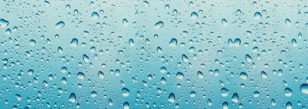 Banner per il sito web Goccia d'acqua sul vetro di sfondo delle finestre, pioggia sul vetro fuori città finestra per sfondo . — Foto Stock