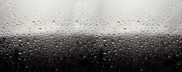 Banner pro webové stránky kapka vody na sklo na pozadí oken, prší na sklo z okna města na pozadí. — Stock fotografie