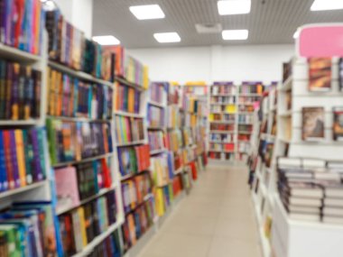 Halk kütüphanesindeki rafta bulanık kitaplar. Bulanık efekt.