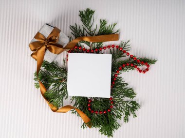 Noel Ağacı Arkaplanı, kar ve kağıt kartlarla Noel ağacı dallarından yapılmış yaratıcı bir düzen. Düz yatıyordu. Doğa Yeni Yıl Konsepti.