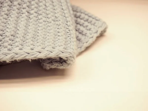 Pezzo di tessuto lavorato a maglia su sfondo bianco per il testo — Foto Stock