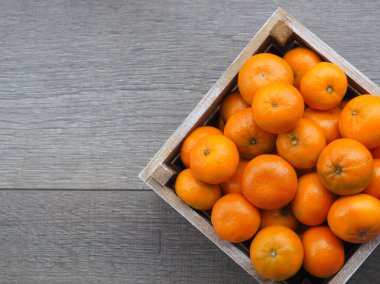 Mandalina dolu ahşap kutu. Bir mandalina soyulmuş. Yeni yıl konsepti. yeni hasat