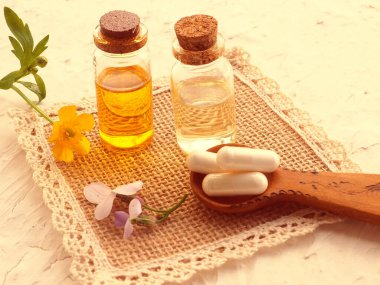 Alternatif tıp, tabletler, aromaterapi, esanslar ve doğal yağlar yerine yeşil bitkiler.