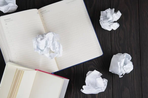 Cuaderno vacío y bolas de papel arrugado en la mesa gris, puesta plana. Espacio. Para el texto — Foto de Stock