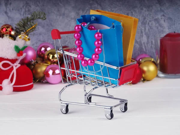 Ένα καλάθι γεμάτο με δώρα, τη σύλληψη των Χριστουγέννων δώρα και ψώνια, η έννοια της online ψώνια — Φωτογραφία Αρχείου
